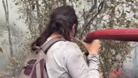 Sherina mengingatkan setelah api, masih ada PR yang harus dikerjakan bersama oleh masyarakat. PR kita masih banyak, hutan perlu dikembalikan demi pulihkan ekosistem yang terdampak, pesannya. Sherina terlihat melakukan penanaman kembali pohon. Foto: Instagram @sherinamunaf