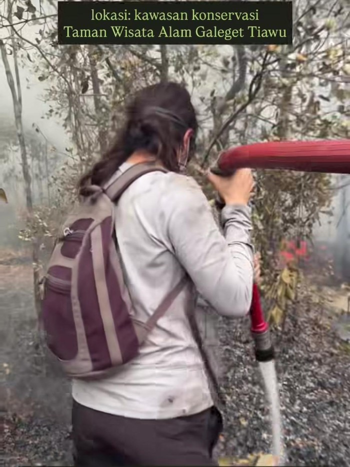 Sherina ikut memadamkan langsung karhutla di Kalimantan.