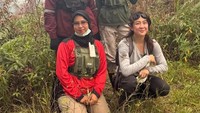 Sherina bersama para perempuan yang terjun langsung memadamkan karhutla. Foto: Instagram @sherinamunaf