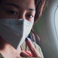 Sherina membagikan momen dirinya bertolak ke Kalimantan Tengah. Dari dalam pesawat, Sherina tampak sudah mengenakan masker, hal itu dikarenakan bau asap yang sudah masuk sampai ke dalam pesawat. Foto: Instagram/@sherinamunaf