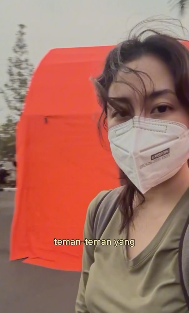 Sesampainya di Kalimantan Tengah, Sherina mengunjungi dinas kehutanan dan BKSDA untuk berkordinasi bersama rekan-rekan di sana. Foto: Instagram/@sherinamunaf