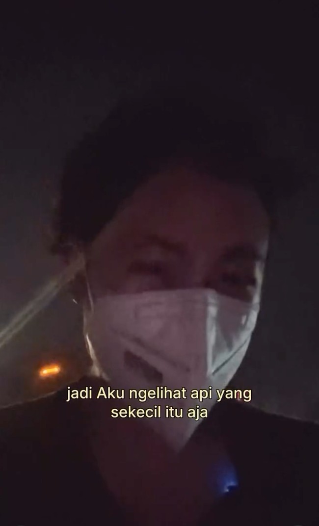 Sherina melihat dan merasakan langsung bagaimana dampak kebakaran hutan di Kalimantan Tengah. Dalam perjalanan pulang kita dikabarkan, di jalan lingkar luar itu ada sumber api juga. Sepertinya sih sudah dipadamin, cuma kita bisa lihat bekasnya tuh hitam gitu ya, dan ada beberapa kayak api-api kecil mungkin yang muncul, yang bekas dipadamin tapi, semoga enggak, cuma karena angin kenceng itu bisa menjai besasr gitu. Jadi aku lihat api yang sekecil itu aja impac asapnya udah parah banget, terang Sherina dalam video unggahan di Instagramnya. Foto: Instagram/@sherinamunaf