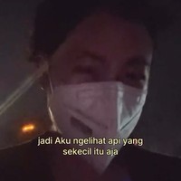 Sherina melihat dan merasakan langsung bagaimana dampak kebakaran hutan di Kalimantan Tengah. Dalam perjalanan pulang kita dikabarkan, di jalan lingkar luar itu ada sumber api juga. Sepertinya sih sudah dipadamin, cuma kita bisa lihat bekasnya tuh hitam gitu ya, dan ada beberapa kayak api-api kecil mungkin yang muncul, yang bekas dipadamin tapi, semoga enggak, cuma karena angin kenceng itu bisa menjai besasr gitu. Jadi aku lihat api yang sekecil itu aja impac asapnya udah parah banget, terang Sherina dalam video unggahan di Instagramnya. Foto: Instagram/@sherinamunaf