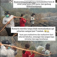 Sherina bersama tim pemadam dan mahasiswa ikut memadamkan api. Ia tampil simpel dan sederhana kenakan kaos lengan panjang abu-abu dan celana panjang senada. Foto: Instagram/@sherinamunaf