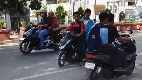 Siswa berboncengan di lokasi tawuran di jalan Protokol Soekarno Hatta tepatnya di Convention Hall Paruga Nae, Kota Bima, NTB, Rabu (2/9/2026). (Tangkapan layar Facebook @Misbah Waki)