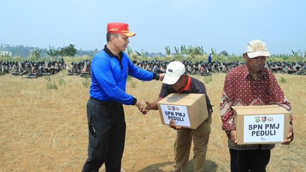 Siswa Diktuba Polri di SPN Polda Metro Jaya menggelar ekspedisi darat membagikan bantuan sosial kepada warga sekitar, Rabu (2/9/2026). Kepala SPN Polda Metro Jaya Kombes Abdul Waras menyebut kegiatan ini digelar sebagai bagian pembentukan karakter siswa.
