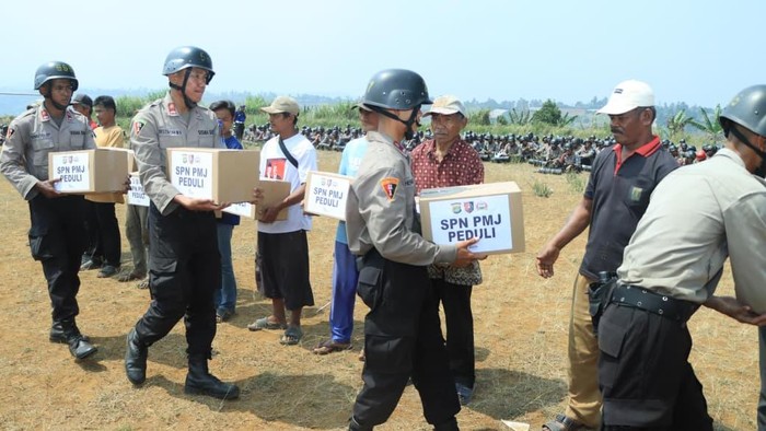 Siswa Diktuba Polri di SPN Polda Metro Jaya menggelar ekspedisi darat membagikan bantuan sosial kepada warga sekitar, Rabu (2/9/2026). Kepala SPN Polda Metro Jaya Kombes Abdul Waras menyebut kegiatan ini digelar sebagai bagian pembentukan karakter si