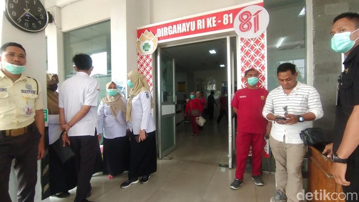 Siswa SMA 3 Nganjuk keracunan usai santap menu MBG saat mendapat perawatan medis
