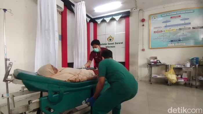 Siswa SMA 3 Nganjuk keracunan usai santap menu MBG saat mendapat perawatan medis