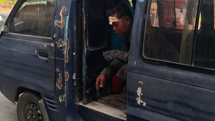 Sopir pete-pete bernama Sahabuddin (51) di Polman dianiaya pria mabuk.