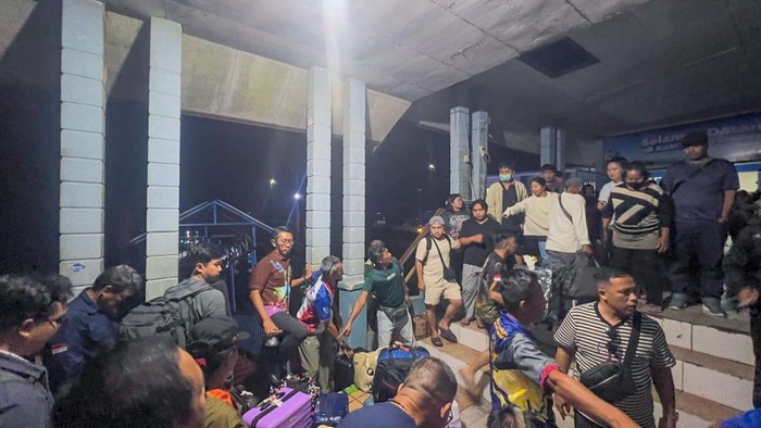 Suasana Pelabuhan Malinau saat menerima kedatangan 59 penumpang speedboat Malinau Express 89 yang sempat kandas berjam-jam di atas sungai (dok Dishub Nunukan)