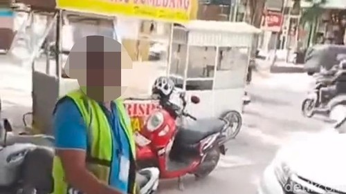 Tangkapan layar video cekcok ojol dengan tukang parkir di minimarket Desa Munggu, Badung.
