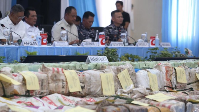 Tim gabungan menggagalkan kapal penyelundup 800 kilogram ketamin di Perairan Anambas, Kepulauan Riau
