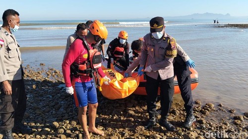 Tim SAR gabungan mengevakuasi mayat tanpa identitas dalam kondisi terapung di Pantai Oeteta, Kabupaten Kupang, NTT, Rabu (2/9/2026).