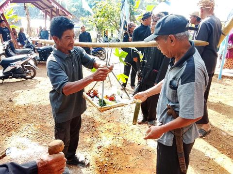 Tradisi Ngarumat Hulu Cai di Dusun Sukamulya, Desa Sukadana, Kecamatan Sukadana, Kabupaten Ciamis. Tradisi Ngarumat Hulu Cai di Dusun Sukamulya, Desa Sukadana, Kecamatan Sukadana, Kabupaten Ciamis.