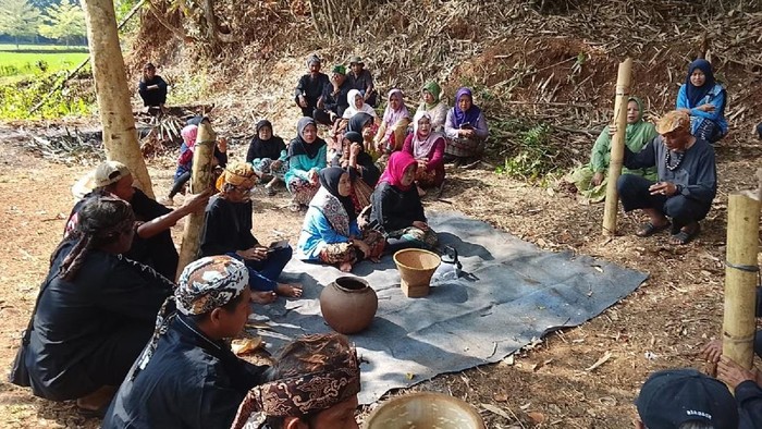 Tradisi Ngarumat Hulu Cai di Dusun Sukamulya, Desa Sukadana, Kecamatan Sukadana, Kabupaten Ciamis.