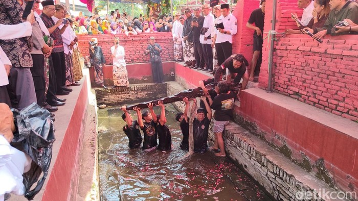 Tradisi pengangkatan batang kayu di Balong Keramat Pangeran Mancur Jaya, Desa Kertawinangun, Kecamatan Kedawung, Kabupaten Cirebon