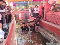 Menengok Tradisi Angkat Kayu Keramat dari Dasar Balong di Cirebon