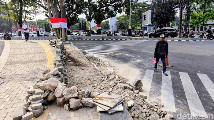 Trotoar tinggi di kawasan Gasibu mulai dibongkar