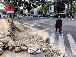 Banyak Dikeluhkan, Trotoar Tinggi di Gasibu Mulai Dibongkar