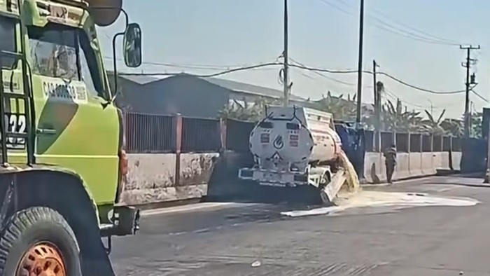 Truk BBM tabrakan dengan kontainer di jalan tol Makassar.