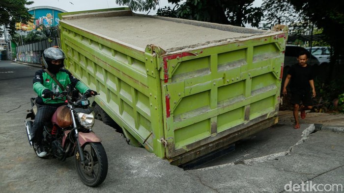 Sebuah truk bermuatan sekitar 20 kubik pasir terperosok di Jalan Raden Inten Raya, Klender, Jakarta Timur, Rabu (2/9/2026). Peristiwa tersebut terjadi setelah kendaraan melintas di bagian jalan yang mengalami kerusakan.