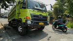 Truk Terperosok, Satu Lajur Jalan Terganggu