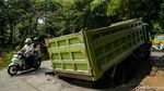 Truk Terperosok, Satu Lajur Jalan Terganggu