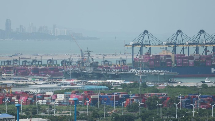 USS Abraham Lincoln berlabuh di pelabuhan Laem Chabang, Thailand, pada Rabu (2/9) pagi (REUTERS/Chalinee Thirasupa)