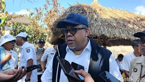 Wakil Menteri Perumahan dan Kawasan Permukiman (PKP), Fahri Hamzah, mengunjungi Kampung Adat Desa Sade, Kecamatan Pujut, Lombok Tengah, Nusa Tenggara Barat (NTB). Foto: (Edi Suryansyah/detikBali)