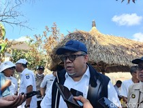 Fahri Hamzah Minta Warga Desa Sade Tak Tergesa-gesa Bangun Rumah Usai Kebakaran