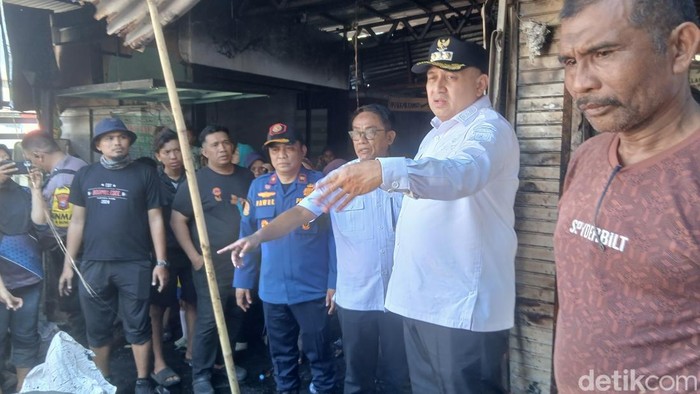 Wali Kota Makassar Munafri Arifuddin meninjau Pasar Pabaeng-baeng pascakebakaran.