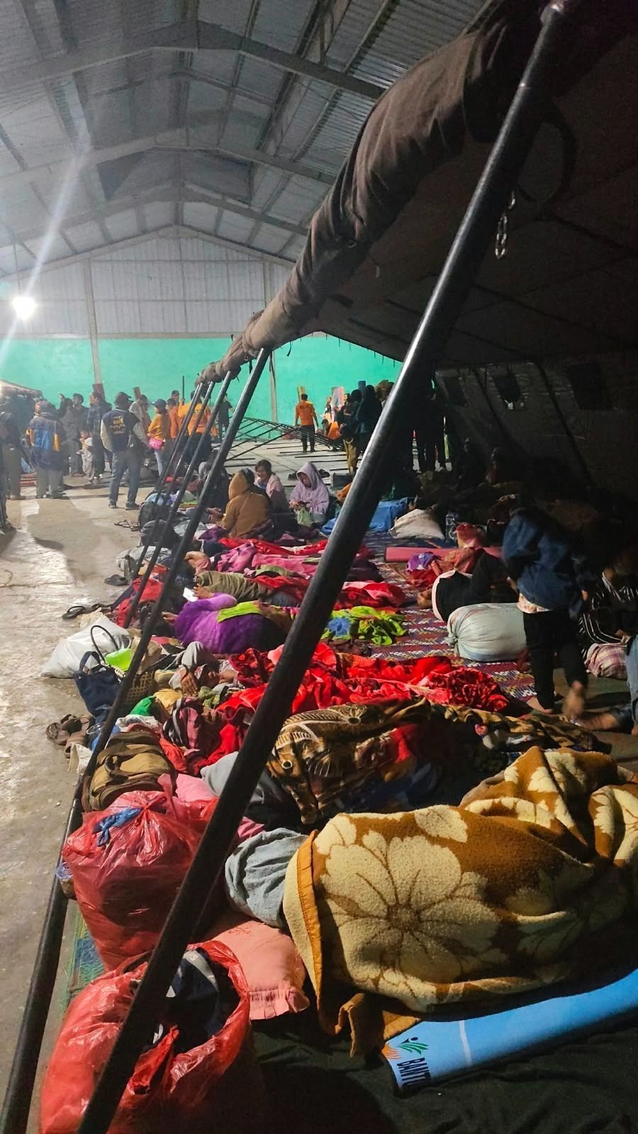 Warga Desa Kuta Tengah, Kecamatan Simpang Empat, Kabupaten Karo, mengungsi ke Posko Penanganan Darurat di Desa Sukatepu, Kecamatan Naman Teran, menyusul peningkatan aktivitas Gunung Sinabung, Selasa (1/9/2026). (Dok. BPBD Kabupaten Karo) Warga Desa Kuta Tengah, Kecamatan Simpang Empat, Kabupaten Karo, mengungsi ke Posko Penanganan Darurat di Desa Sukatepu, Kecamatan Naman Teran, menyusul peningkatan aktivitas Gunung Sinabung, Selasa (1/9/2026). (Dok. BPBD Kabupaten Karo)