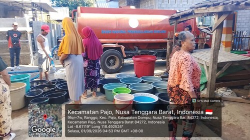 Warga mengantre pembagian air bersih di Desa Ranggo, Kecamatan Pajo, Selasa (1/9/2026). (Dok. BPBD Dompu)