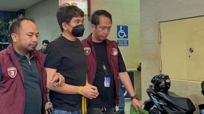 Warga negara (WN) Taiwan, Wang Li Chan (WLC) (31), tersangka penyelundupan 800 kilogram ketamine dan barang bukti tiba di Bareskrim Polri, Jakarta Selatan, Rabu (2/9/2026).