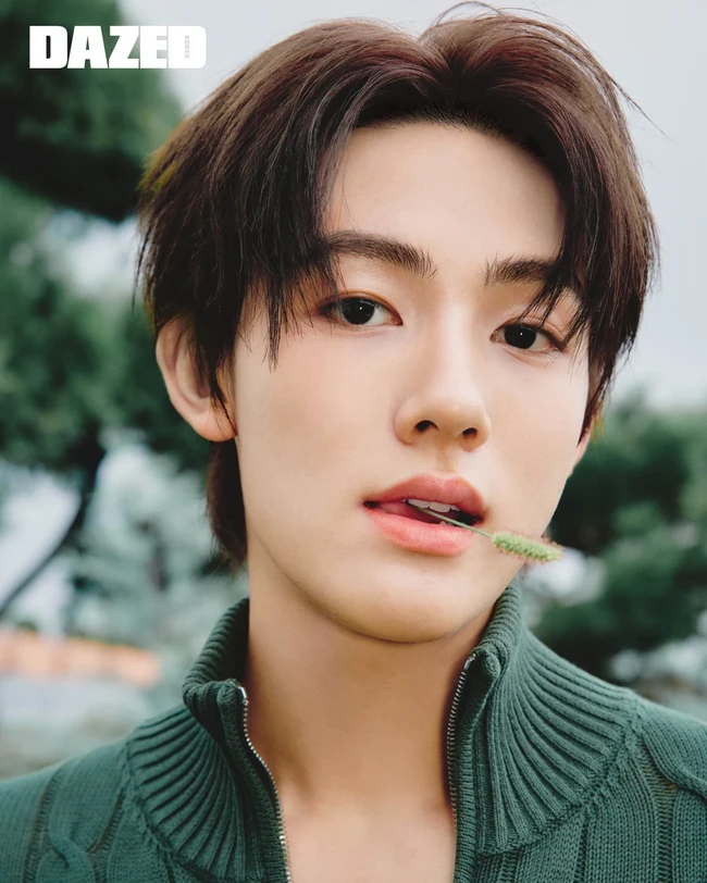 Di urutan kedua, ada personel CORTIS lainnya Seonghyeon yang viral karena pesonanya saat bangun tidur. Aura flower boy-nya membuat fans meleleh. Foto: Instagram