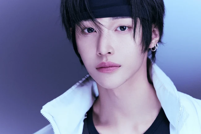 Visual boy group RIIZE, Wonbin juga dianggap memiliki aura bintang dan paras tampan yang memikat. Pesona pelantun Do Your Dance itu semakin aur-auran dengan rambut gondrong. Foto: Instagram