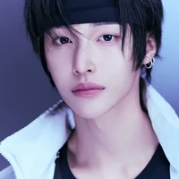 Visual boy group RIIZE, Wonbin juga dianggap memiliki aura bintang dan paras tampan yang memikat. Pesona pelantun Do Your Dance itu semakin aur-auran dengan rambut gondrong. Foto: Instagram