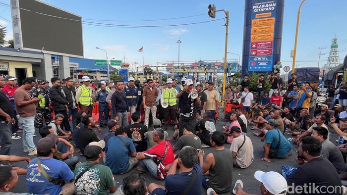 Aksi demonstrasi di depan pelabuhan Ketapang Banyuwangi