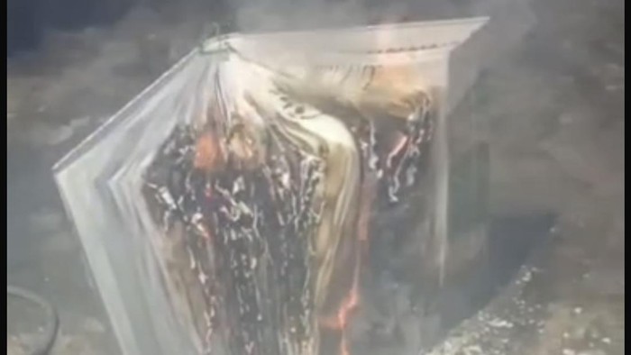 Tangkapan layar video Al-Quran dibakar pria di Muncar, Banyuwangi lalu diunggah ke status WhatsApp