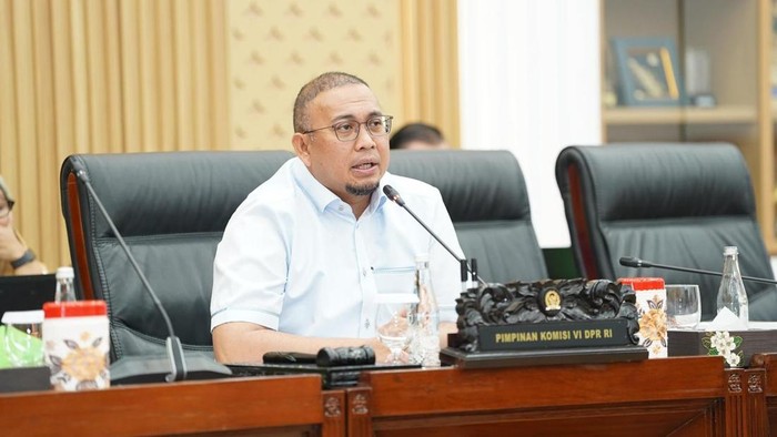 Wakil Ketua Komisi VI DPR Andre Rosiade saat rapat dengar pendapat bersama dengan jajaran direksi Angkasa Pura dan InJourney, Kamis (3/9/2026).