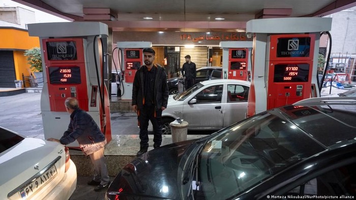 Di berbagai kota di Iran, para pengemudi melaporkan harus menunggu berjam-jam di stasiun pengisian bahan bakar (Morteza Nikoubazl/NurPhoto/picture alliance)