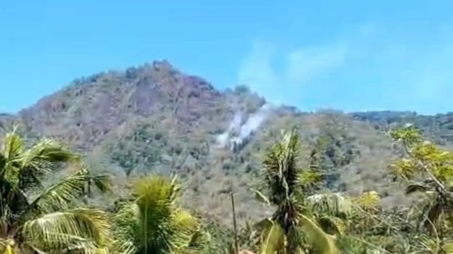 Asap akibat titik api terlihat di kawasan Bukit Sesar, Desa Tejakula, Kecamatan Tejakula, Buleleng, Bali. (Foto: Dok. BPBDBuleleng)