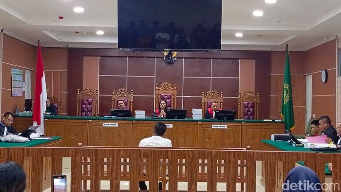 Ayah Bripda NS, Roy Simanungkalit, memberikan kesaksian dalam sidang dugaan penganiayaan yang menewaskan anaknya di PN Batam (Foto: Alamudin Hamapu/detikSumut)