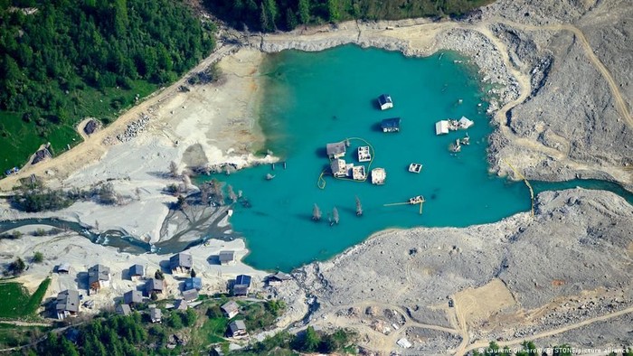 Desa Blatten di Swiss hancur total setelah diterjang longsoran bebatuan, es, dan puing yang dipicu runtuhnya Gletser Birch (Laurent Gillieron/KEYSTONE/picture alliance)