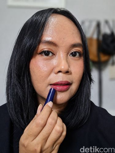 Review produk tinted lip balm Augustinus Bader vs Vaseline.