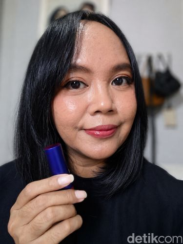 Review produk tinted lip balm Augustinus Bader vs Vaseline.