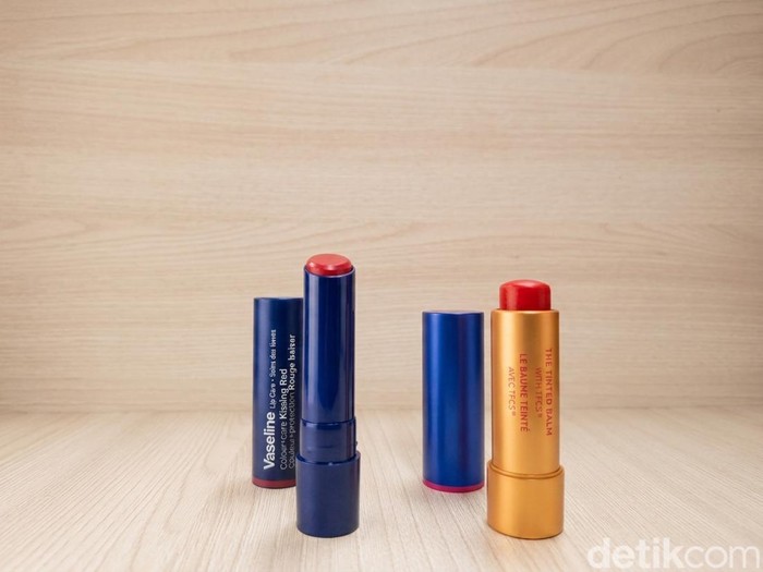 Review produk tinted lip balm Augustinus Bader vs Vaseline.