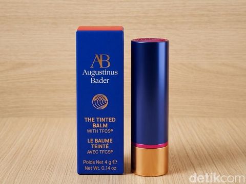Review produk tinted lip balm Augustinus Bader vs Vaseline.