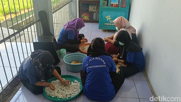 Beberapa produk UMKM buatan warga binaan Lapas Kelas II B Indramayu. Beberapa produk UMKM buatan warga binaan Lapas Kelas II B Indramayu.